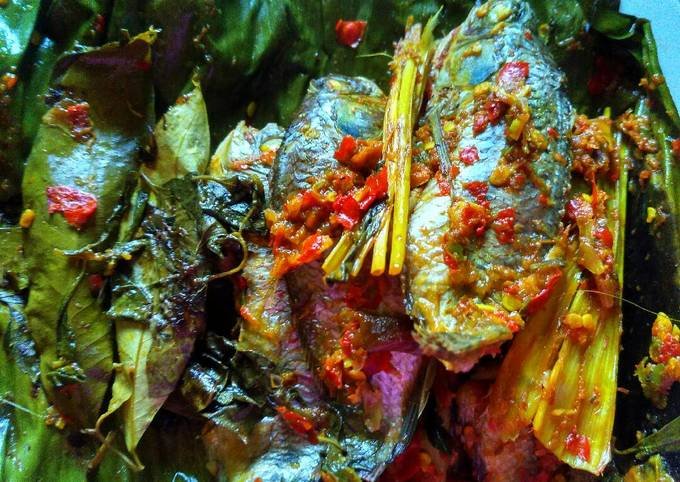 Pepes Ikan: Sajian Pedas Gurih yang Bikin Ketagihan!